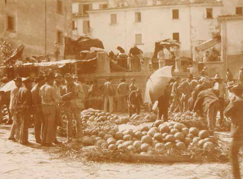 Commercio di frutta durante un giorno di Fiera del 1892 - Foto Adolfo Chelius 